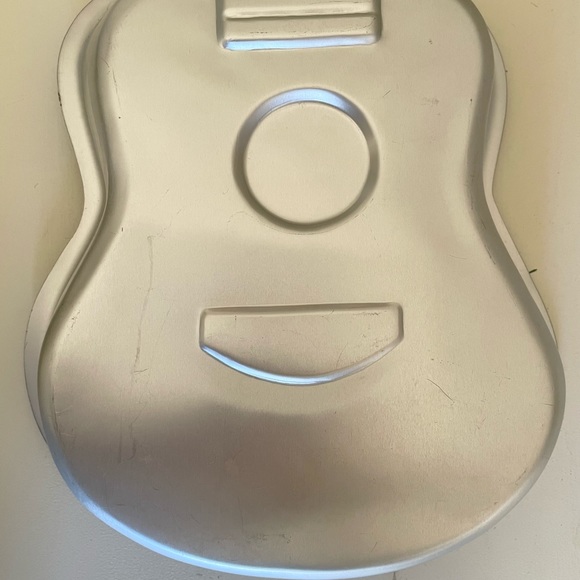 Wilton Guitar Cake Pan - 2000 - Like New 🎸 - Picture 6 of 9